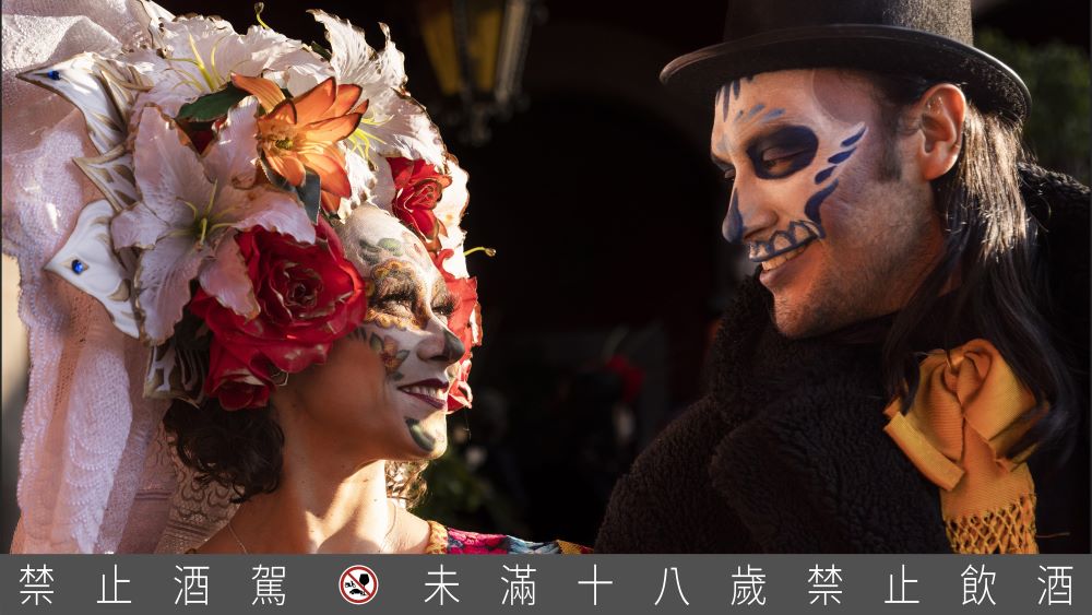【新聞圖片9】在全城歡欣共襄的亡靈節中，墨西哥居民衣著華麗，在臉上彩繪將自己裝扮成Catrina，彰顯對節慶的投入並增添活潑、斑斕的色彩