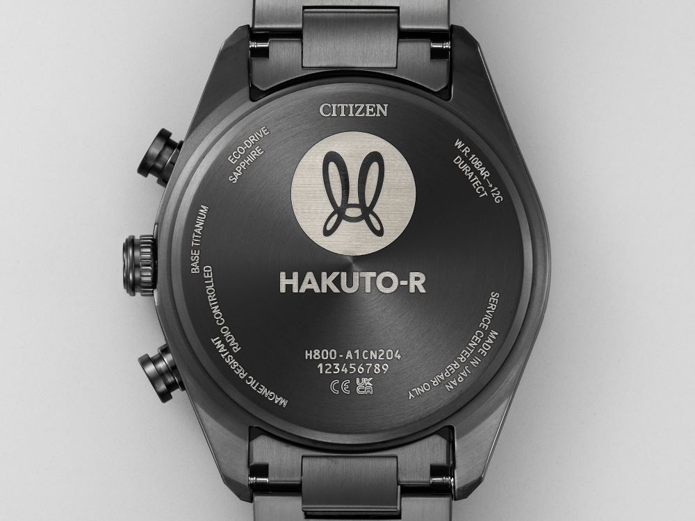 CITIZEN HAKUTO R聯名款AT8285 68Z背底蓋同樣精彩，上頭雷刻上HAKUTO R的標誌，凸顯了這款限量版的特別珍藏之處。