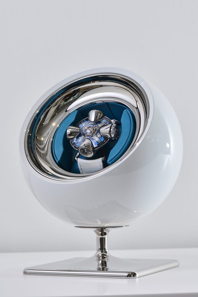 MBF Horological Machine No11 Architect時居，中置飛行陀飛輪為中心，向外延伸出四個對稱的空間體，分別顯示時間、動力儲存、溫度和校時功能。
