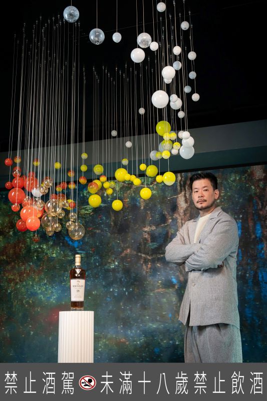 【新聞圖片5】春池玻璃 吳庭安和其團隊，以手工吹製的沾色玻璃球，將麥卡倫風味的無形之美具體成形，展開一場視覺與味覺的綺麗交織。