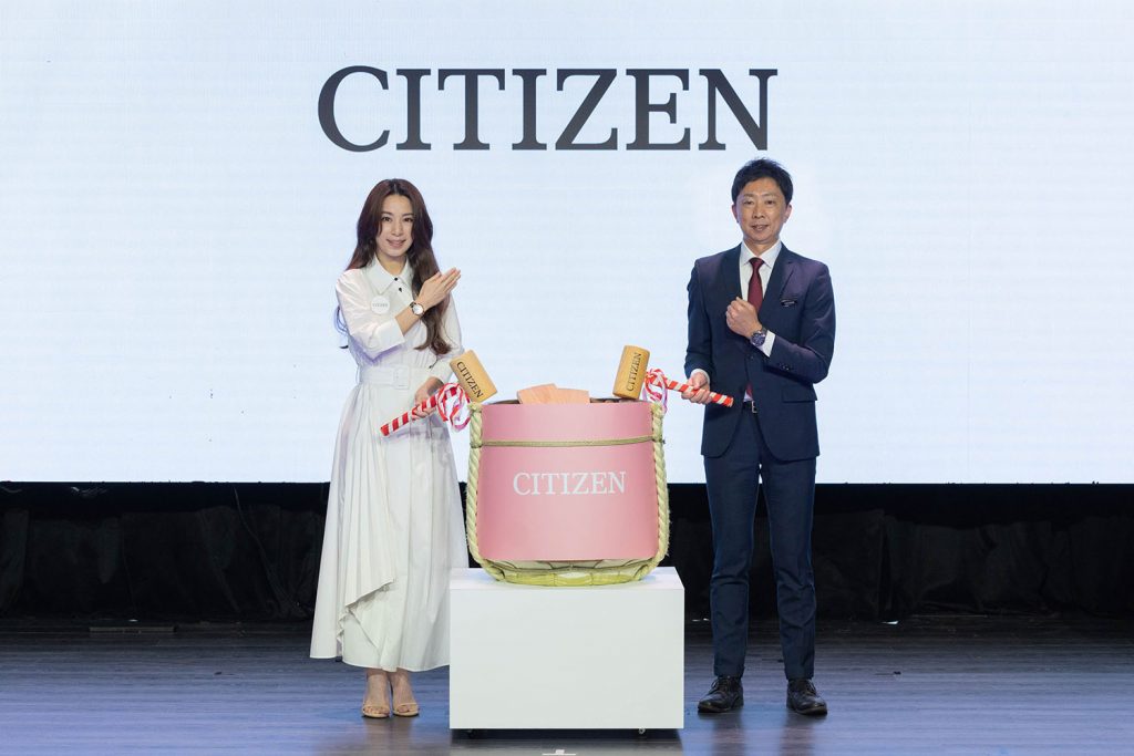 CITIZEN攜手田馥甄發佈最新廣告，盼陪伴女性拋開侷限，勇敢探索美好時刻 由左至右CITIZEN女錶代言人 田馥甄、CITIZEN台灣總經理 渡邉将人