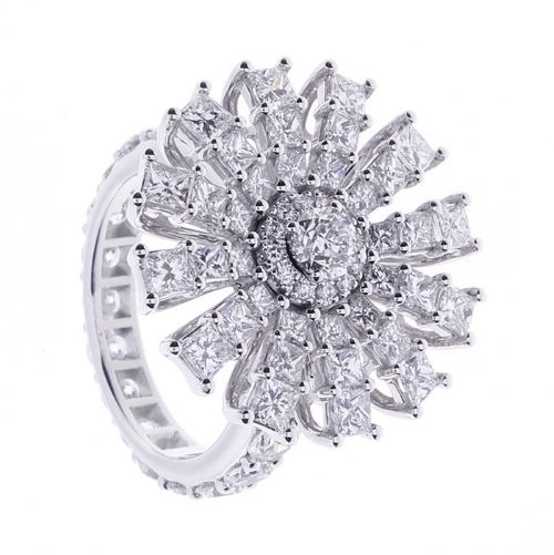DAMIANI Masterpiece Margherita高級訂製珠寶18K白金雛菊鑽戒，建議售價1039000元。