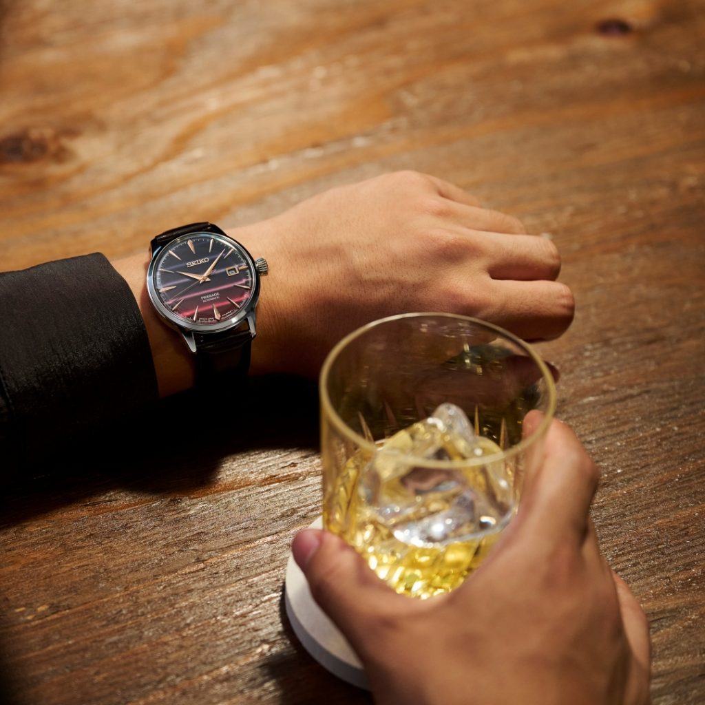 Seiko Presage推出「Purple Sunset」及「Pinky Twilight」兩款全新腕錶，運用東京日落的夢幻彩調，打造情人節浪漫對錶。 SRPK75J1
