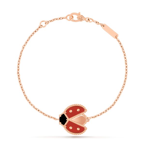 Lucky Spring手鍊，張開翅膀的瓢蟲。18K 玫瑰金、紅玉髓、縞瑪瑙