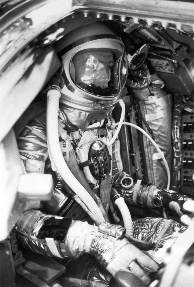 太空人史考特．卡彭特（Scott Carpenter）於水星7號太空船內佩戴百年靈Navitimer Cosmonaute腕錶。（@GettyImages）