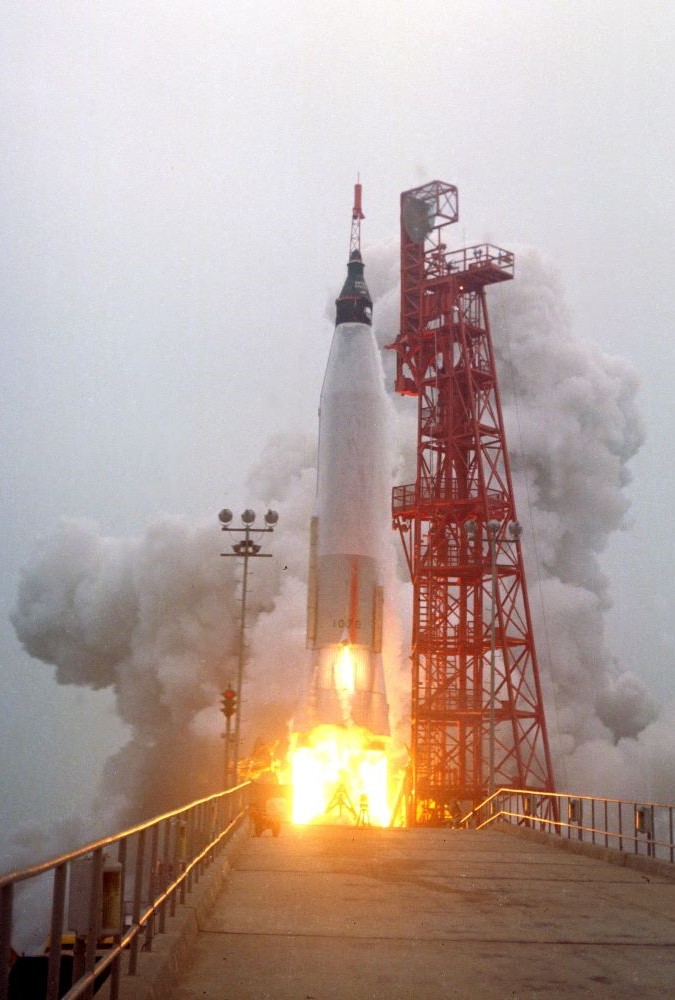 太空人史考特．卡彭特（Scott Carpenter）駕駛水星7號Atlas火箭於1962年5月24日升空。 1