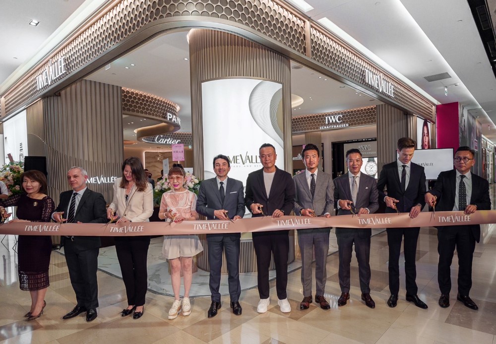 TimeVallee時光天地板橋大遠百專賣店開幕，10位高層代表共同出席剪綵儀式。