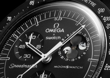sc01 24 BioceramicMoonSwatch MissionToTheMoonphase NewMoon close up dial