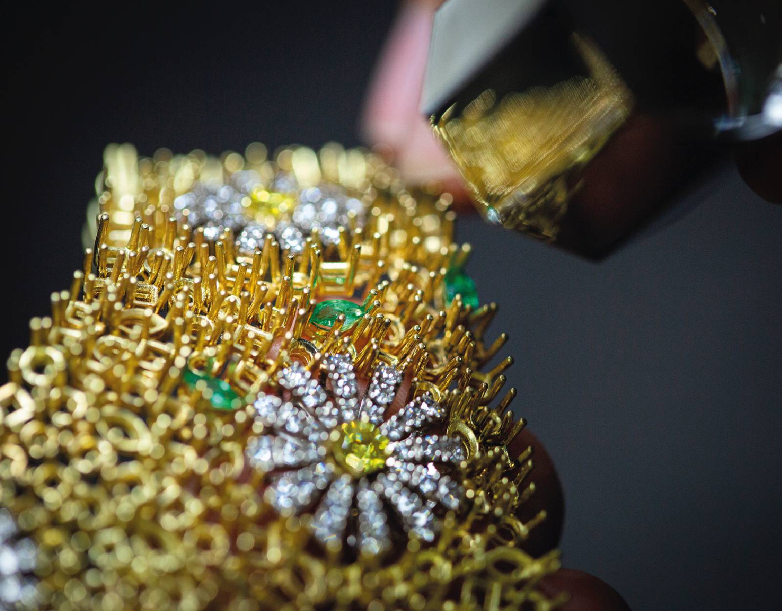 Damiani Margherita Desert Garden Necklace gold and fancy diamonds craftsmanship 2
