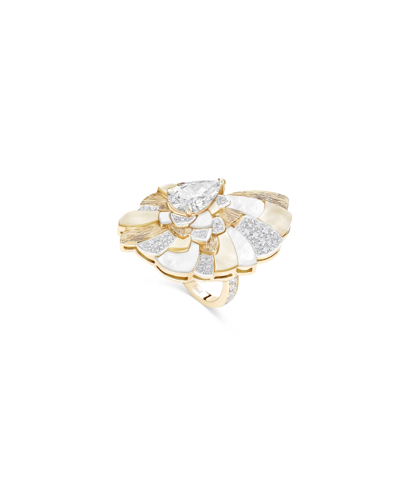 PIAGET Metaphoria 0004 PIAGET Metaphoria頂級珠寶系列 Alata 18K黃金與白金珍珠母貝鑽石戒指，建議售價約NT7500000 G34N6000