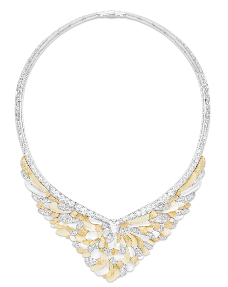 PIAGET Metaphoria 0008 PIAGET Metaphoria頂級珠寶系列 Alata 18K黃金與白金珍珠母貝鑽石項鍊，建議售價約NT16800000 G37R6600