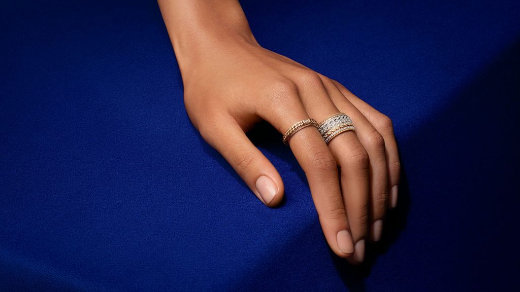PIAGET Possession系列18K玫瑰金寬版馬銜索鍊鑽石戒指，建議售價約NT1120000 G34P6G00 模特兒穿戴圖16x9