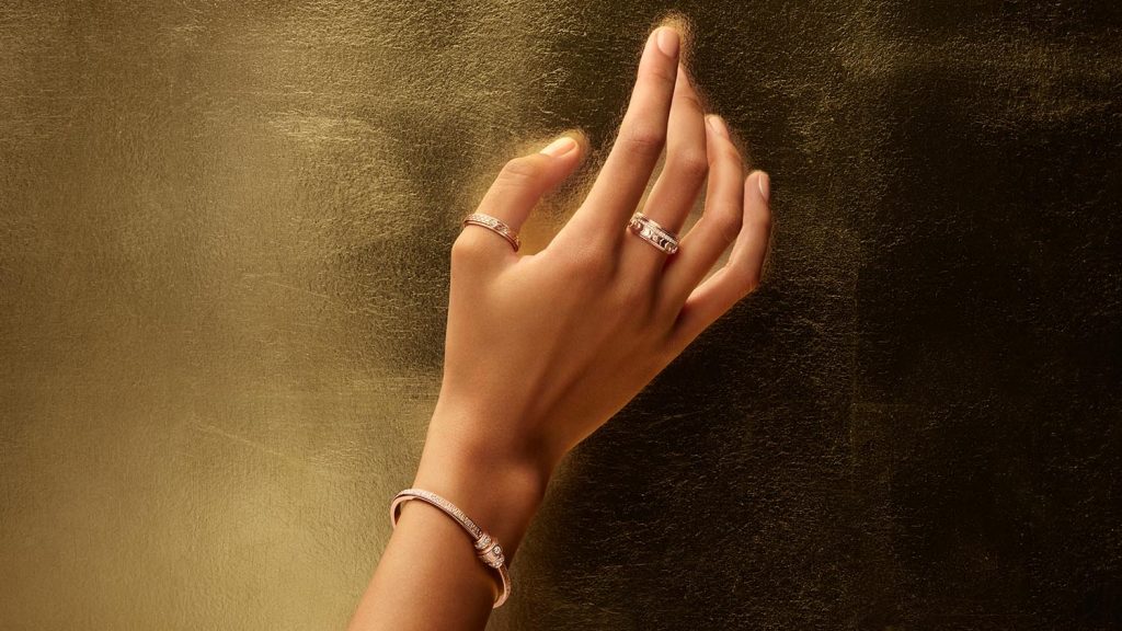 PIAGET Possession系列18K玫瑰金鑽石戒指，建議售價約NT262000 G34P7H00 模特兒穿戴圖16x9