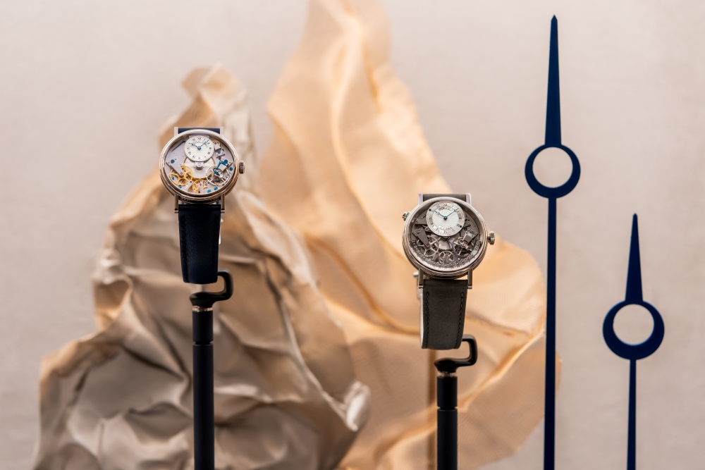 BREGUET N°3429 7027 Tradition腕錶（左）與N°1936 CI 7597 Tradition逆跳日期腕錶。