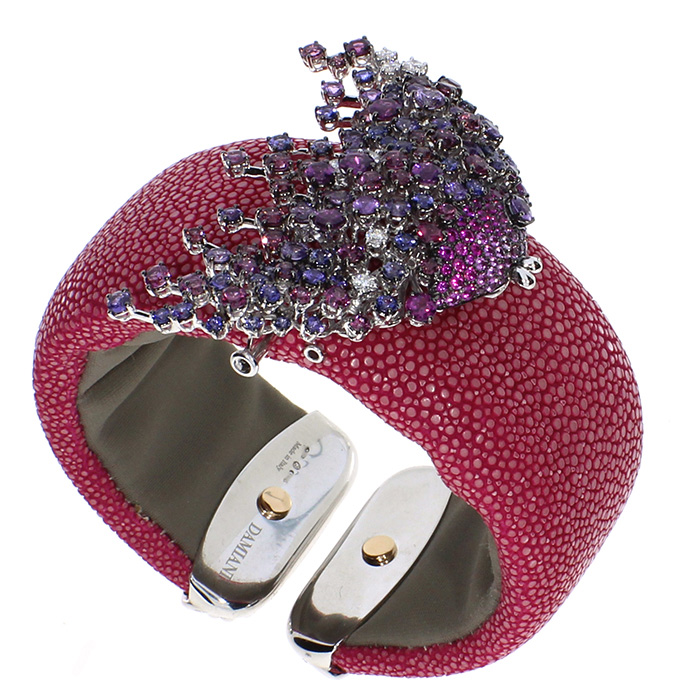 DAMIANI Masterpiece Animalia 時尚動物園系列紅色珍珠魚皮熱帶魚手鐲，價格請店洽。
