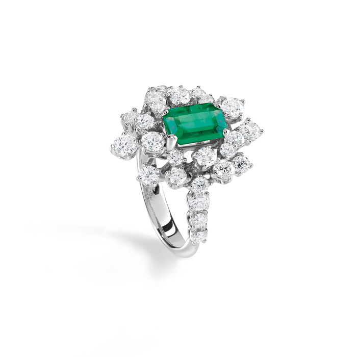 DAMIANI Mimosa含羞草系列18K白金祖母綠鑽石戒指，參考價格NT 307000