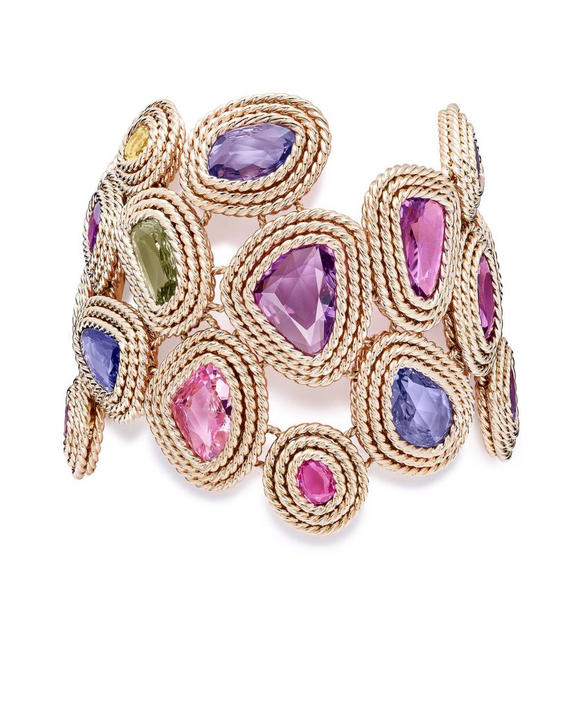 PIAGET Essence of Extraleganza頂級珠寶暨腕錶系列18K玫瑰金彩色藍寶石手鐲，建議售價約NT10700000 G36N2616