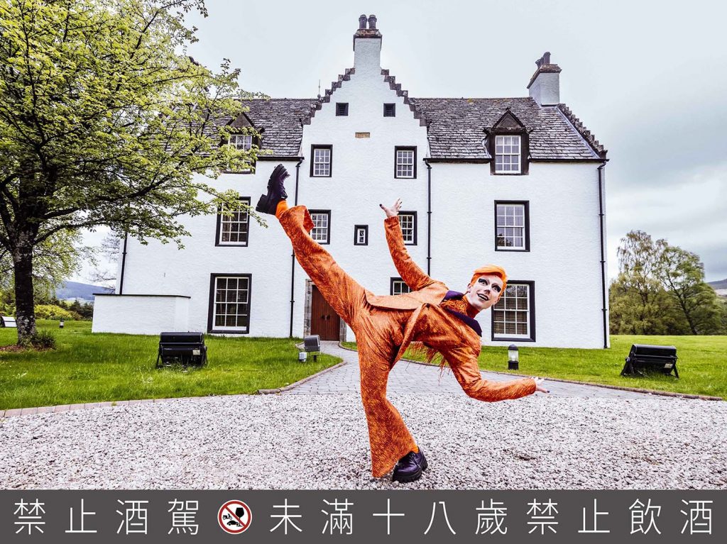 【新聞圖片4】太陽馬戲團以追求創新及對自然崇高的敬意為靈感，為麥卡倫200週年帶來一場與大自然對談的魔幻禮讚。