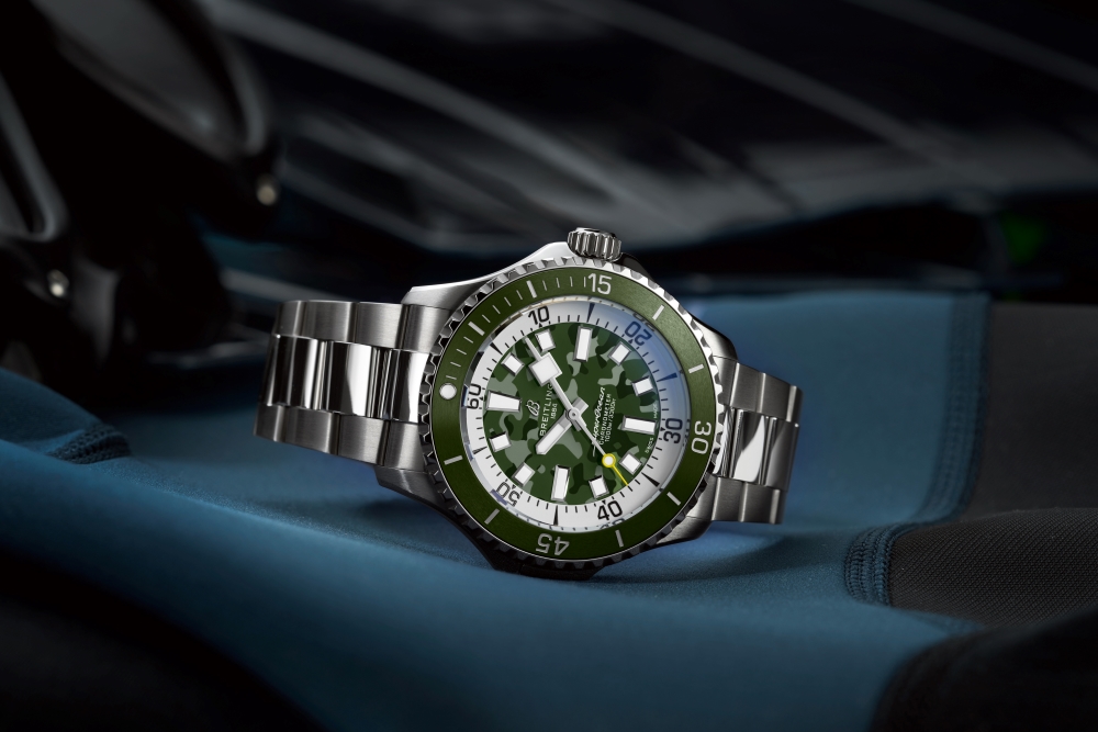 百年靈Superocean Automatic 46 Super Diver超級海洋自動機械46超級潛水員腕錶，綠色精鋼鏈帶款情境圖。