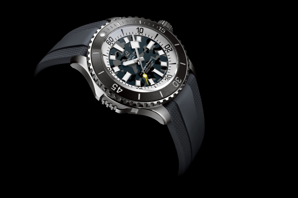 百年靈Superocean Automatic 46 Super Diver超級海洋自動機械46超級潛水員腕錶，黑色橡膠錶帶款情境圖。