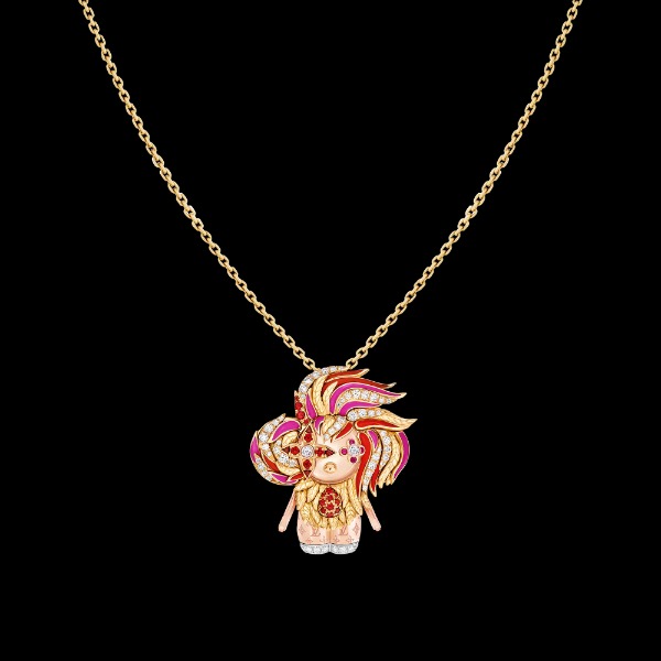 resized 【獨家商品】VIVIENNE ROOSTER 吊墜 配三色K金、亮漆、鑽石及紅色尖晶石 1400000 型號 Q93981 26顆紅色尖晶石，68顆鑽石，共約0.8克拉