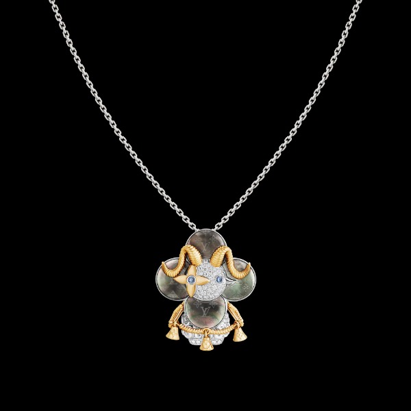 resized 【獨家商品】VIVIENNE SHEEP 吊墜 配黃K金、白K金、灰色珍珠母貝、鑽石及淺藍色藍寶石 1460000 型號 Q93979 兩顆淺藍色藍寶石，54顆鑽石，約共重0.6克