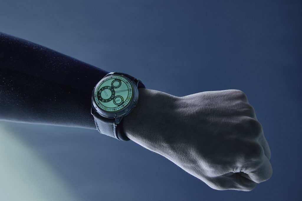 TYPE 5 錶盤全以 Super LumiNova® 鑲嵌，搭配 RESSENCE 的上層充油艙體，使水下讀時清晰無比