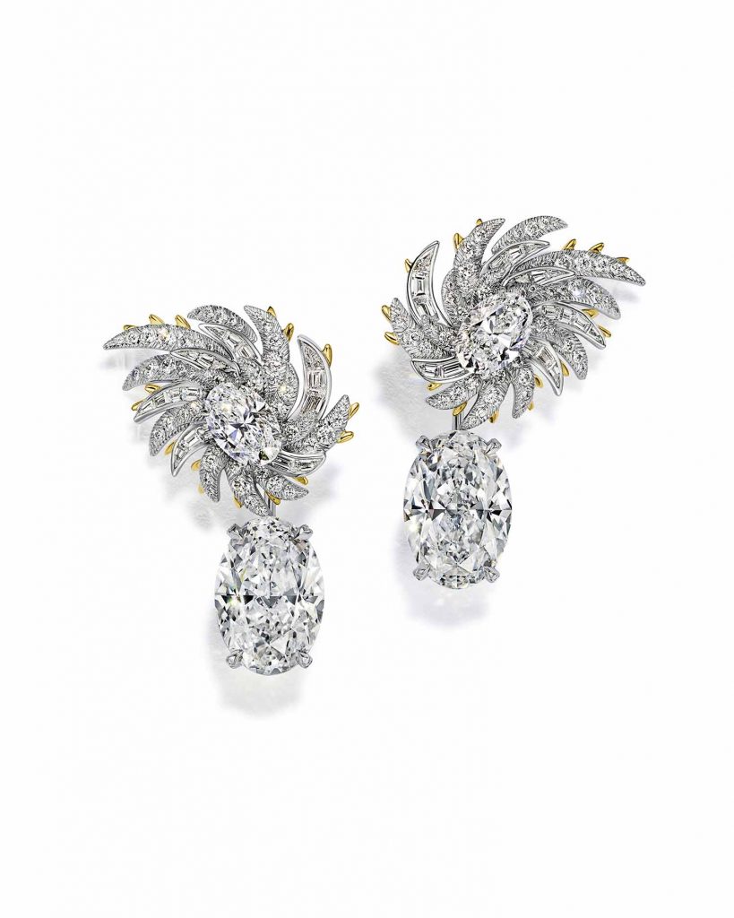 Tiffany Co. 2024 Blue Book高級珠寶系列Tiffany Celeste 蒼穹萬象 飛羽凌空（Wings）主題 鉑金及18K黃金鑲嵌總重逾20克拉的橢圓形鑽石耳環下方主石可拆卸佩戴