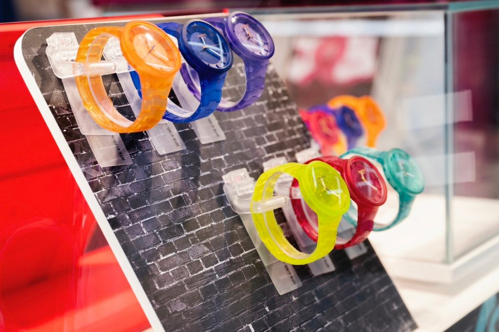 全新 COLORS OF JOY 系列採用一系列透明、活潑、清新且有趣的顏色，展現出不拘小節、自信大方以及出其不意的個人風格1