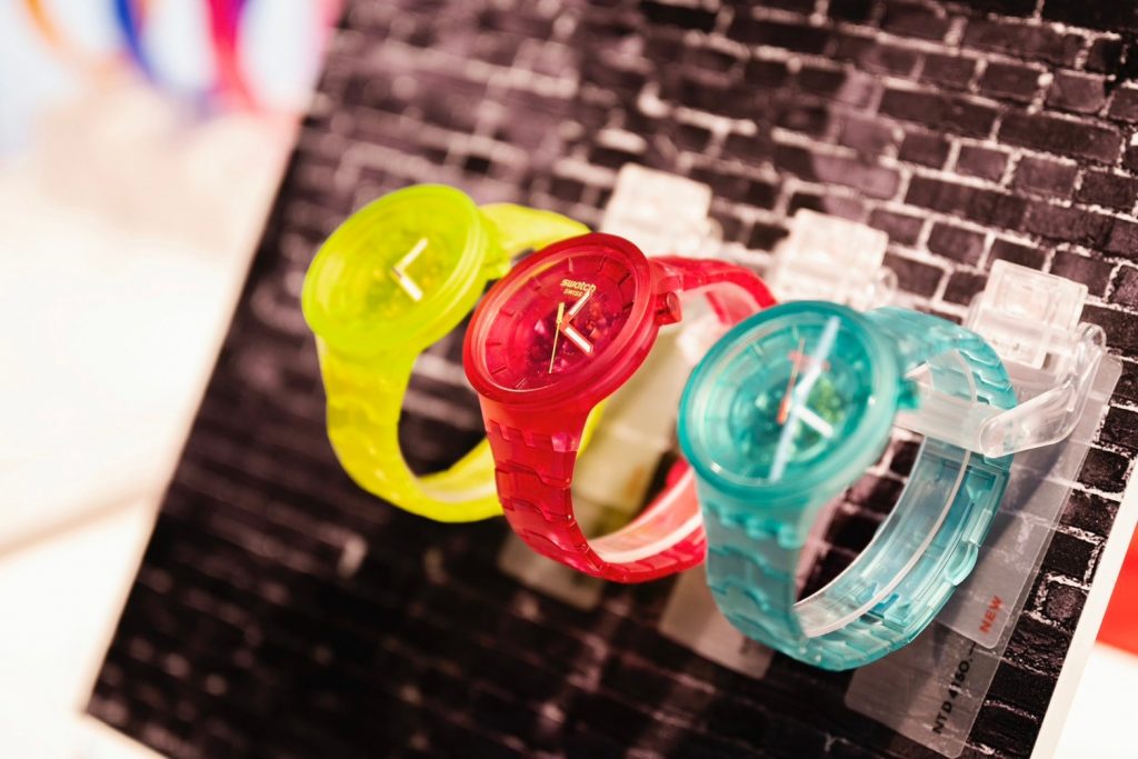 全新 COLORS OF JOY 系列採用一系列透明、活潑、清新且有趣的顏色，展現出不拘小節、自信大方以及出其不意的個人風格5