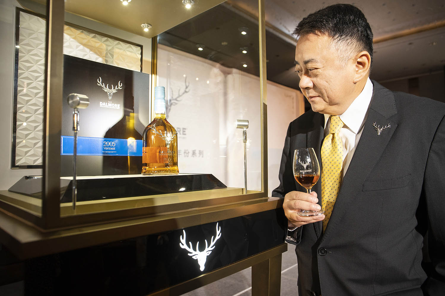 圖3：大摩獨家代理的尚格酒業董事長奚大寧與台灣獨家手工打造、附有Riedel威士忌對杯的精緻「大摩典藏珍稀年份系列Vintages 2005」奢藏木盒