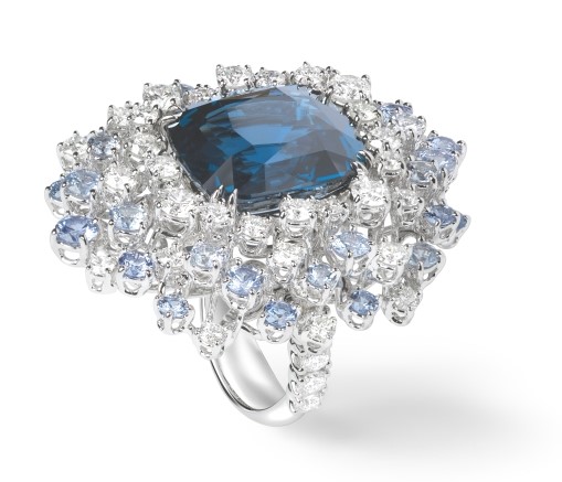 DAMIANI Mimosa Aura含羞草18K白金鈷藍尖晶石與鑽石高級珠寶戒指，建議售價NT 5940000 1
