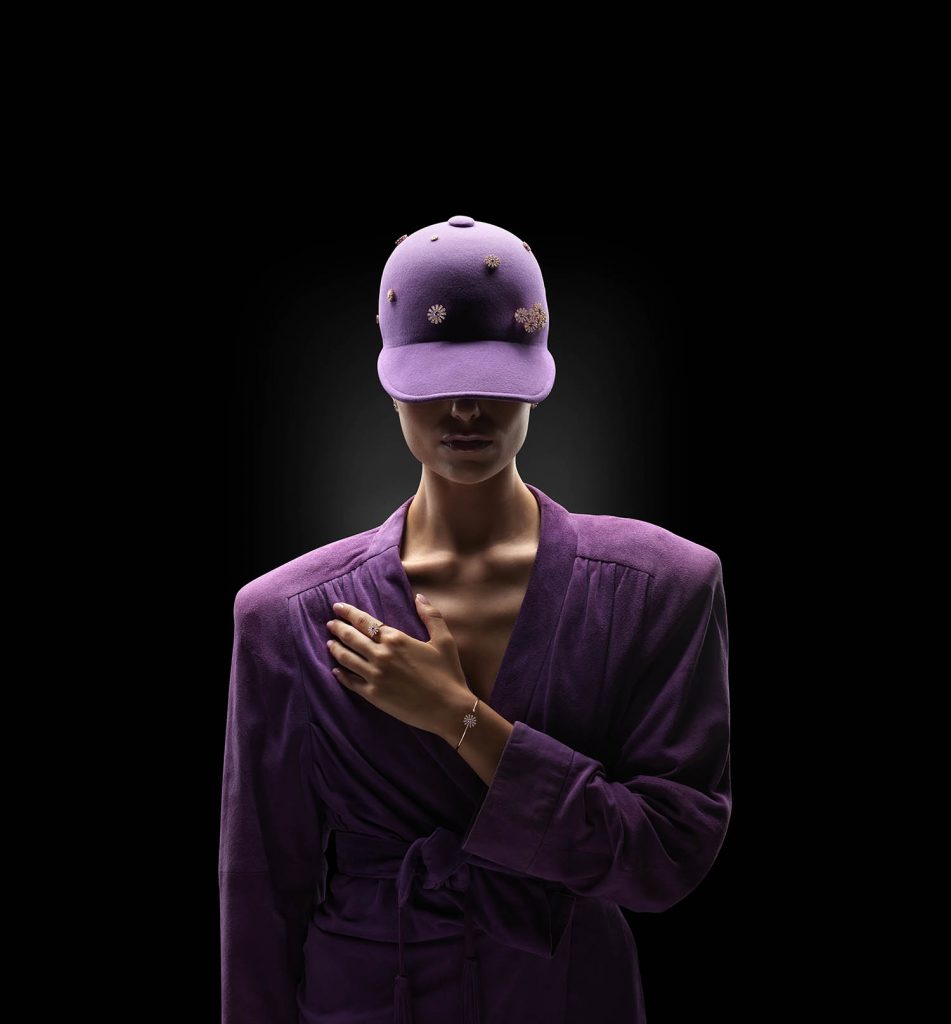 DAMIANI X BORSALINO限定聯名紫色棒球帽，模特兒佩戴情境圖。 01