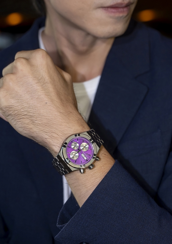 圖4 AIKON Titanium Chronograph 44毫米鈦金屬自動計時碼錶，定價NT 160000 紫色