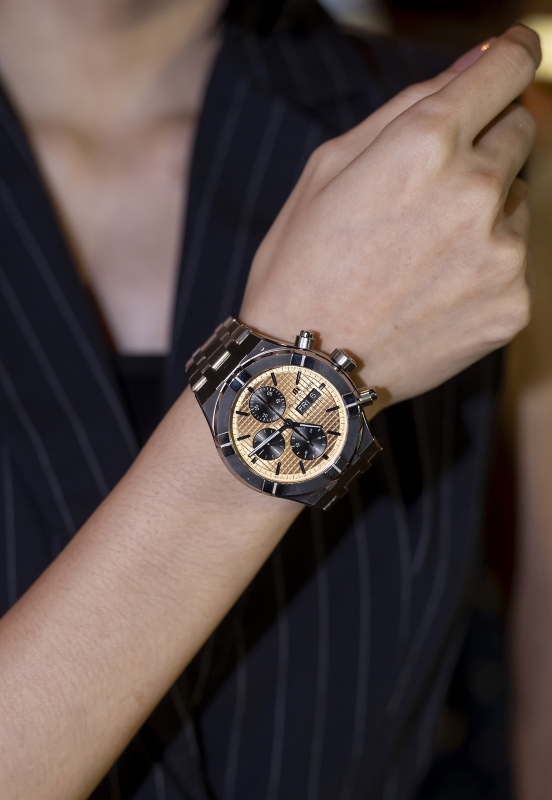 圖5 AIKON Titanium Chronograph 44毫米鈦金屬自動計時碼錶，定價NT 160000 金色
