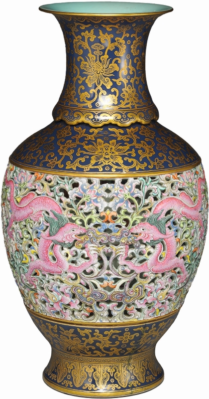 洋彩玲瓏轉旋瓶 清，乾隆皇帝（1736—1795 年） 國立故宮博物院