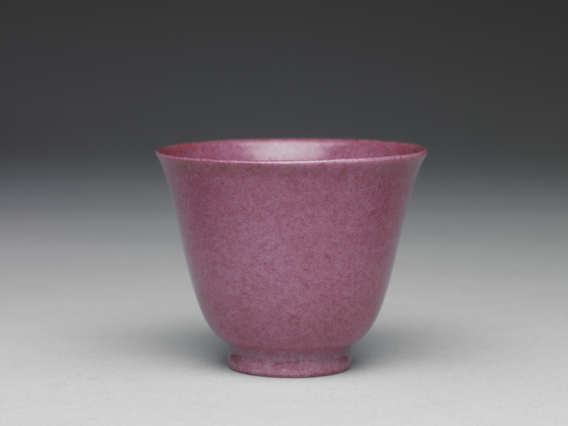胭脂紅彩杯，大明成化年製款識 清，康熙年間1662–1722 年 國立故宮博物院
