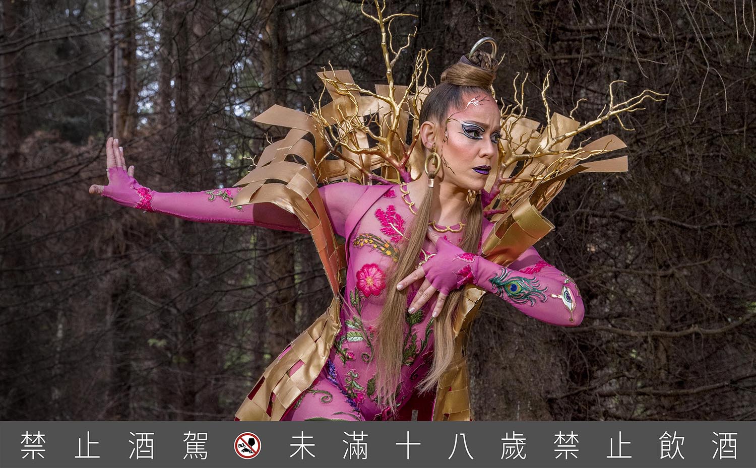 【新聞圖片5】蘇格蘭⾼地守護者 Davonna，引領Ayla領略蘇格蘭豐饒生態，反映出麥卡倫與太陽馬戲團共同守護自然的核心。