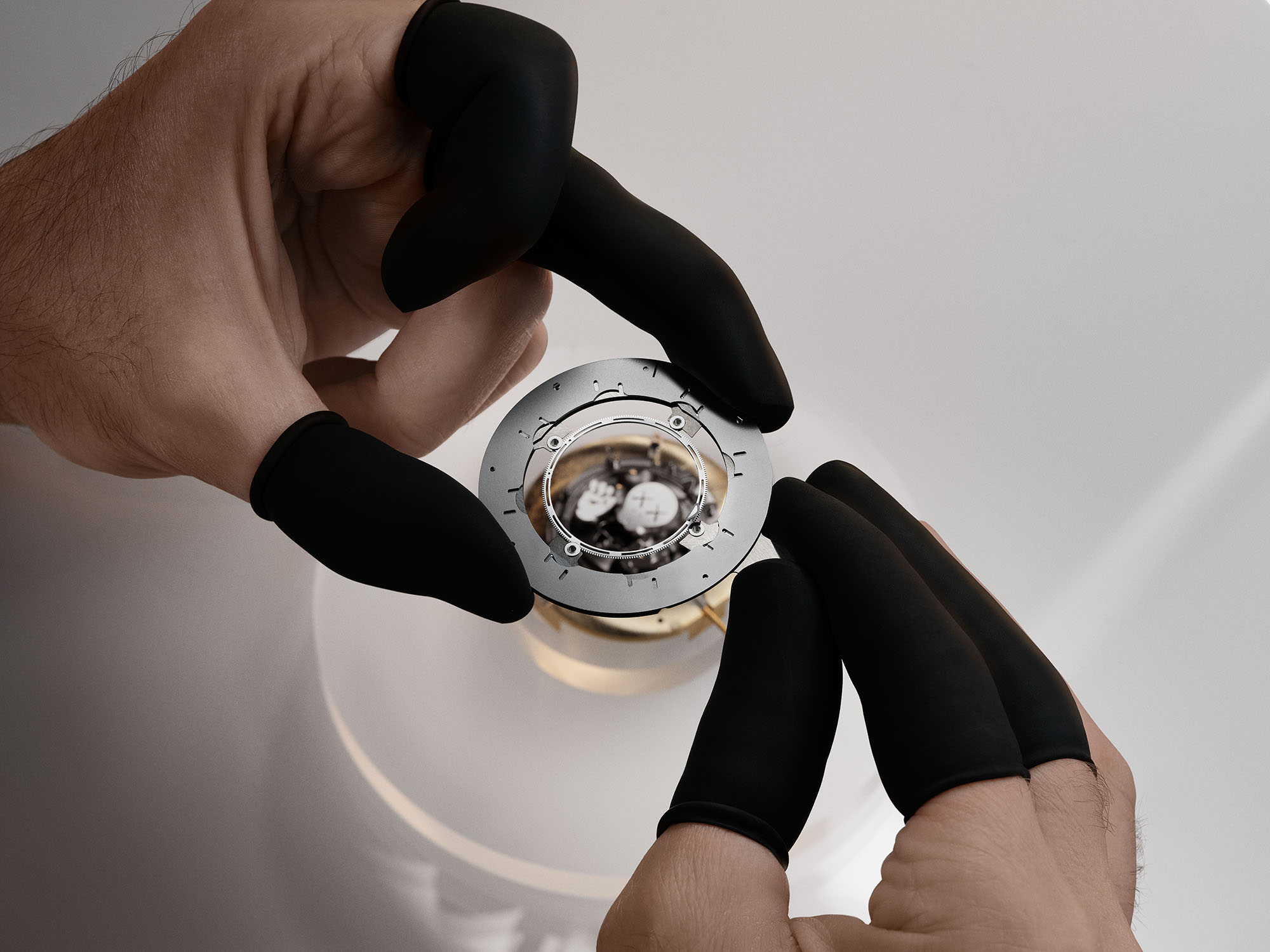 26656TI GG D019VE 05 SAVOIR FAIRE KAWS 1 300dpi sRGB
