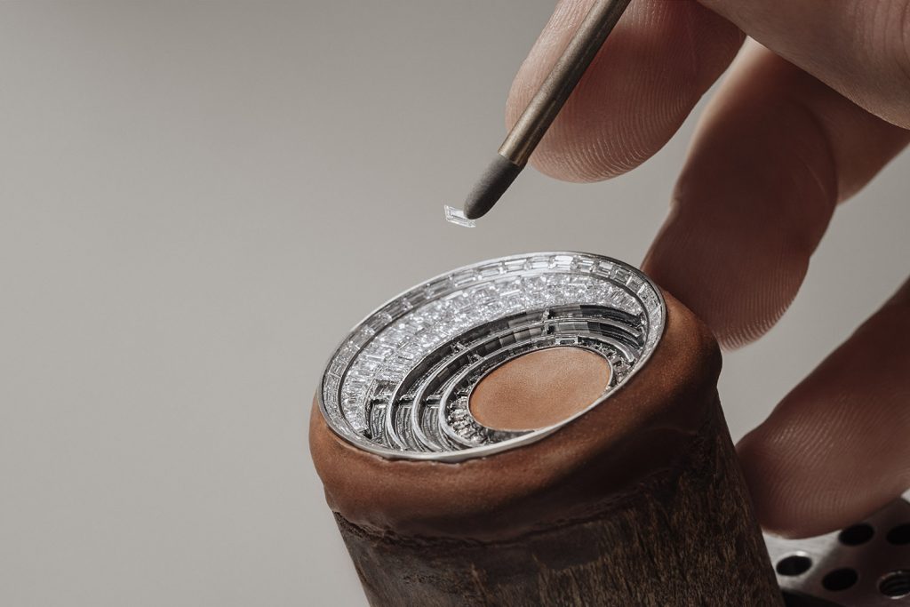 Traditionnelle系列腕錶新作特別選用隱秘式鑲嵌工藝，突顯腕錶裝飾設計的獨特構造