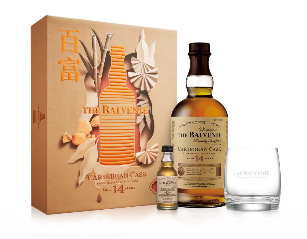 圖說2：百富新年限定禮盒 贈禮最佳心藝之選 – The Balvenie百富14年加勒比海蘭姆桶單一麥芽威士忌 新年限量禮盒。（格蘭父子提供）