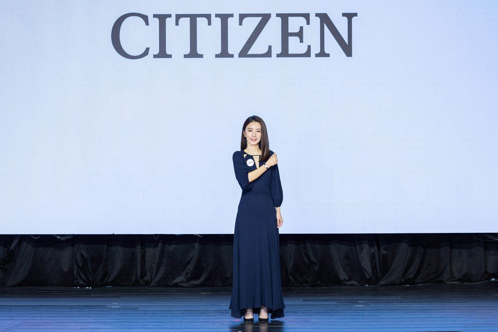 CITIZEN年度女錶代言人田馥甄以一身靛藍色洋裝搭配EC1193 55X，展現自信風采