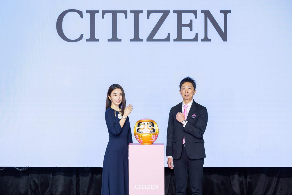 CITIZEN攜手田馥甄以日本傳統的達摩點睛儀式，祝福新的一年能朝心之所向前進由左至右CITIZEN女錶代言人 田馥甄、CITIZEN台灣總經理 渡邉将人