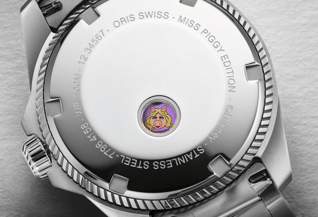 Oris Miss Piggy聯名腕錶，底蓋特別設計視窗 1