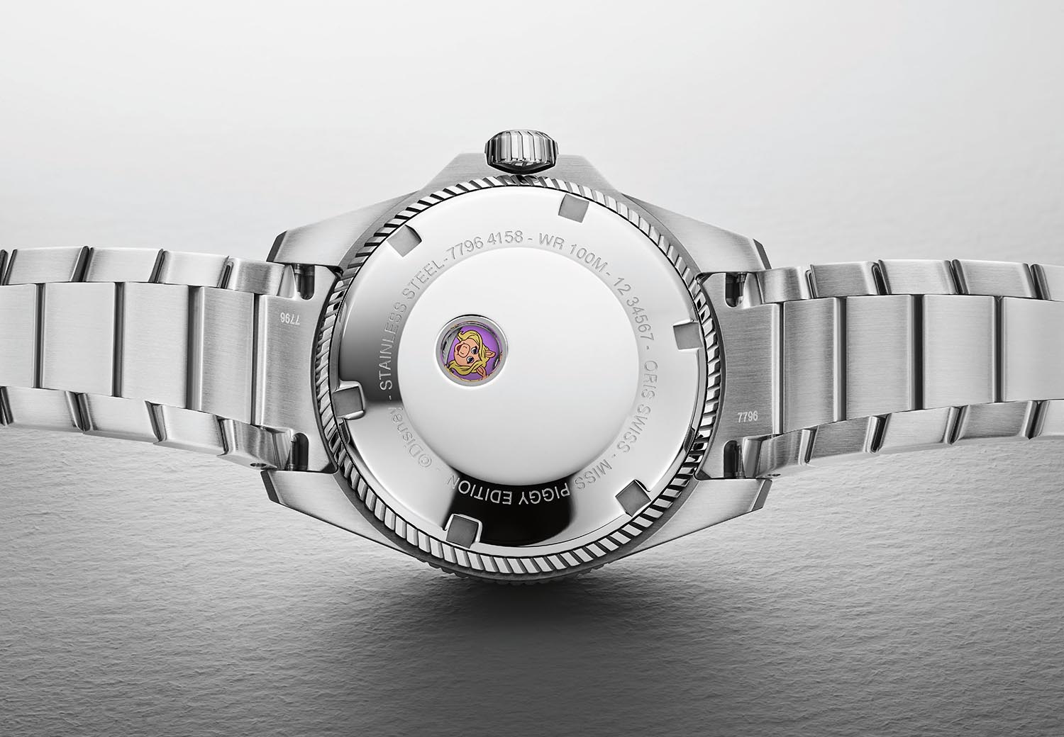 Oris Miss Piggy聯名腕錶，底蓋特別設計視窗 2