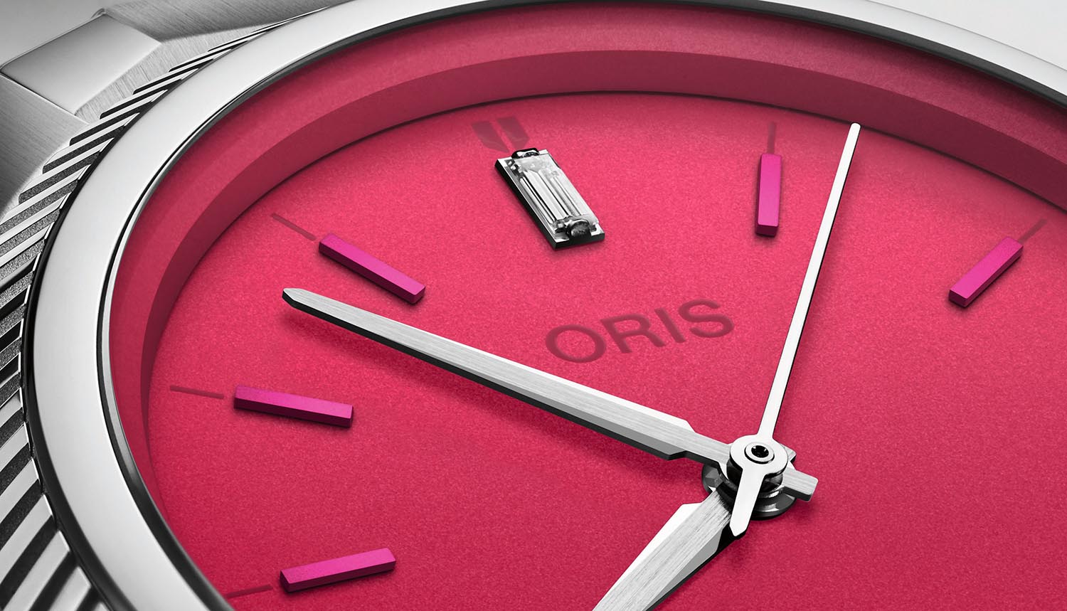 Oris Miss Piggy聯名腕錶，情境圖 3 1