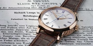 RICHARD LANGE in Rotgold mit argenté-farbenem Zifferblatt (Ref. 232.032) auf der Patentschrift No. 529 945 von 1930 über eine „Metalllegierung für Uhrenfedern“ von Richard Lange.

 RICHARD LANGE in pink gold with argenté-colored dial (ref. 232.032) on the patent application No. 529 945 filed in 1930 and entitled “Metal Alloy for Watch Springs” by Richard Lange.