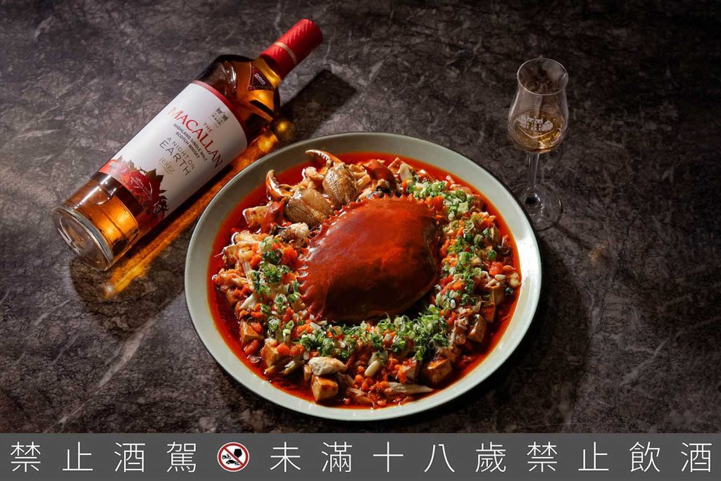 【新聞圖片9】台北晶華酒店「晶華軒」中餐廚藝總監 鄔海明，帶來「生拆膏蟹麻婆豆腐」，搭配麥卡倫「春宴系列 赫雷斯」，成就餘韻悠長的味蕾驚喜。