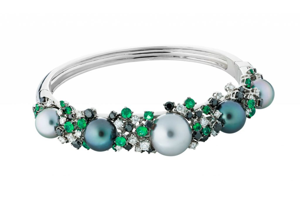 DAMIANI Masterpiece Mimosa Perle大師傑作含羞草珍珠系列18K白金大溪地黑珍珠祖母綠與鑽石手鐲，建議售價NT 973000