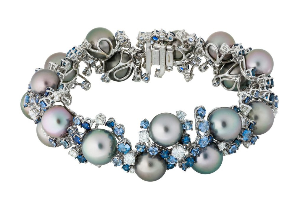 DAMIANI Masterpiece Mimosa Perle大師傑作含羞草珍珠系列18K白金大溪地黑珍珠藍寶石與鑽石手鐲，建議售價NT 1660000